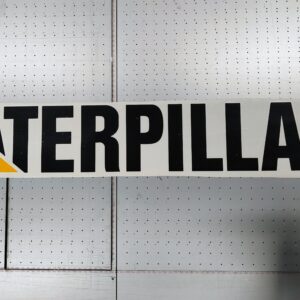 Sort og gul caterpillar logo som et avlangt klistremerke, 85 cm bredt og 13 cm høyt