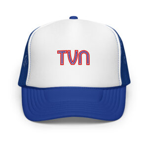 Hvit og blå trucker-caps med den originale retro TVN-logoen trykket i rødt og blått på frontpanelet
