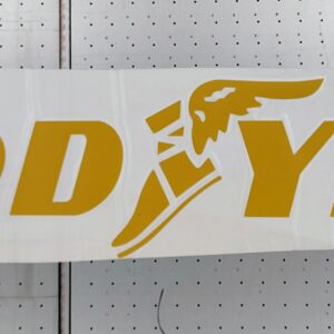 Gullfarget Goodyear logo med den bevingede foten i skåret vinyl uten bakgrunn, 92 cm bred og 17 cm høy