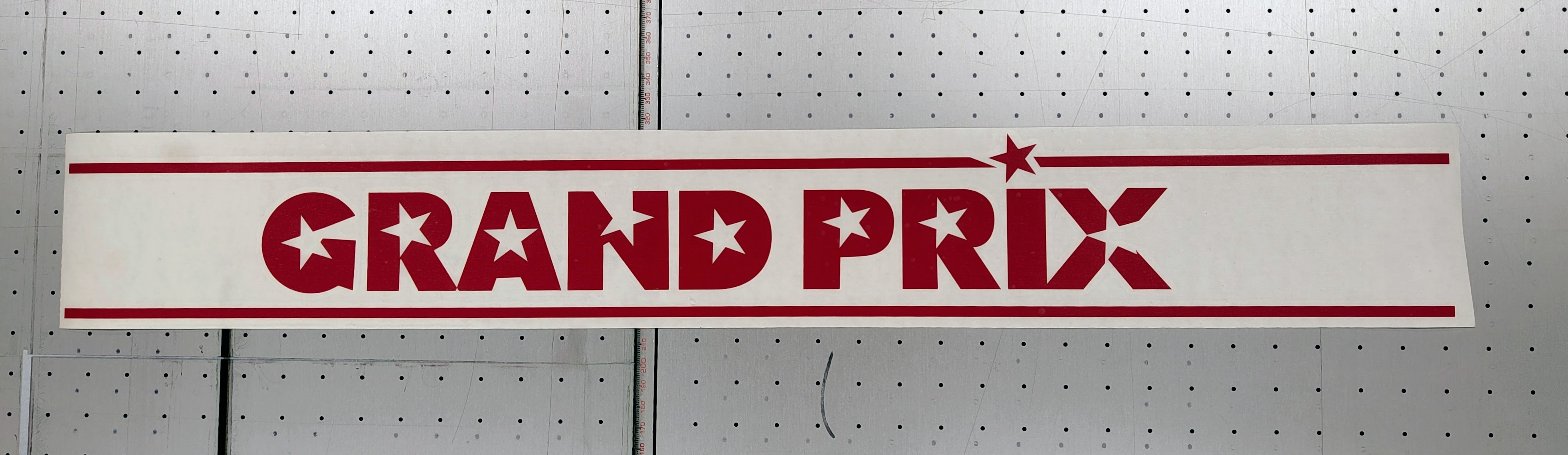 Rød Grand Prix logo med stjerner og linjer til Massey Ferguson traktorer, skåret vinyl uten bakgrunn, 67 cm bred og 9 cm høy