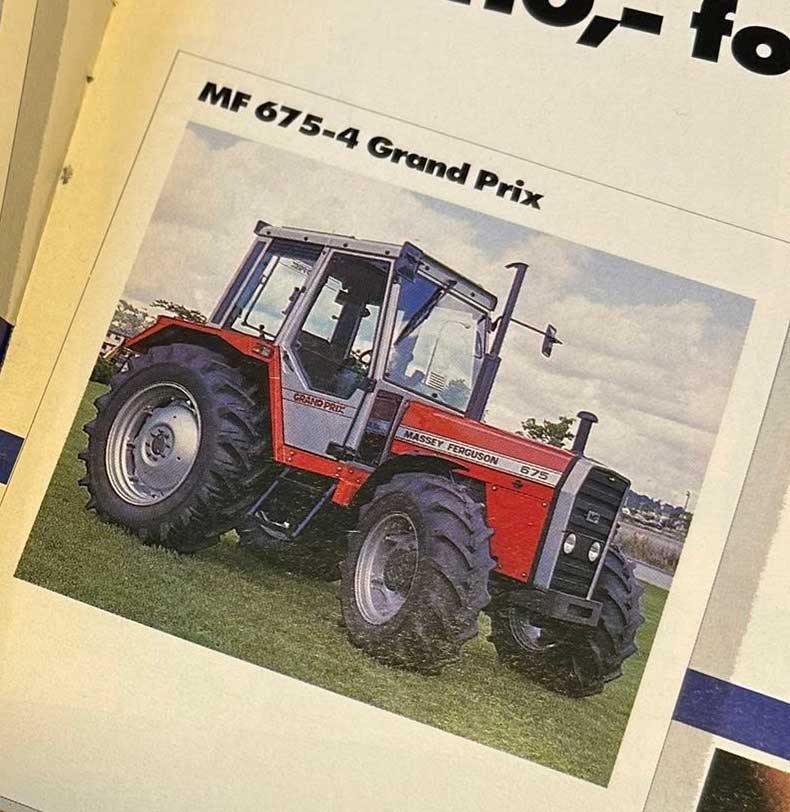 Rød Grand Prix logo med stjerner og linjer på dør på Massey Ferguson traktor