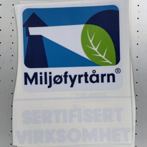 Miljøfyrtårn-logo med tekst "Sertifisert virksomhet" som klistremerke, blått og grønt design på hvit bakgrunn, 16x21 cm