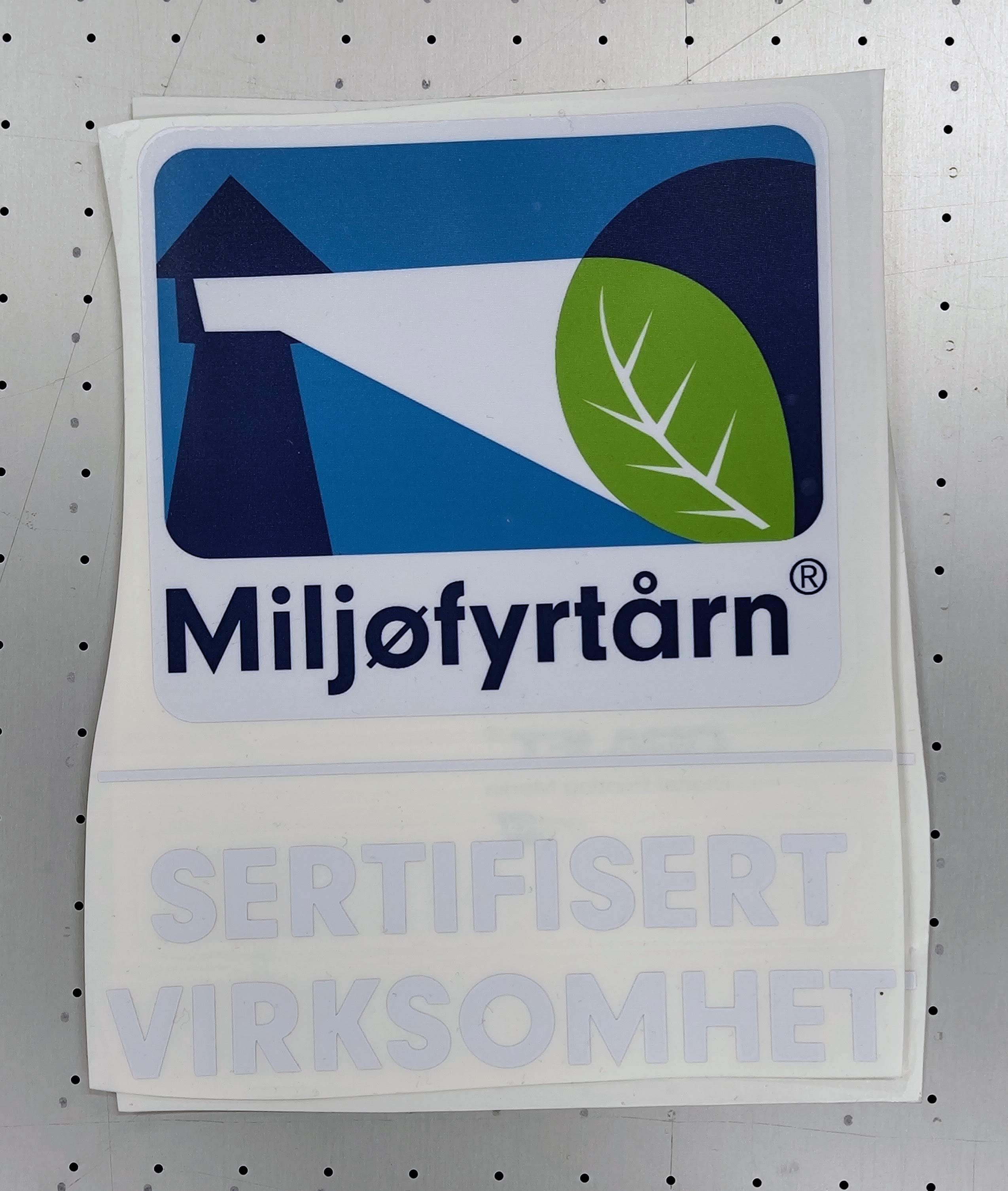 Miljøfyrtårn-logo med tekst "Sertifisert virksomhet" som klistremerke, blått og grønt design på hvit bakgrunn, 16x21 cm