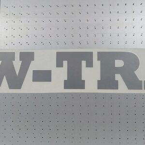 Stor grå Snow-Track logo i skåret vinyl uten bakgrunn, 110 cm bred og 10 cm høy.