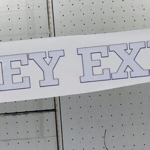 Whiskey Express tekst i skåret vinyl uten bakgrunn, hvit med blått omriss, 92,5 cm bred og 6,7 cm høy